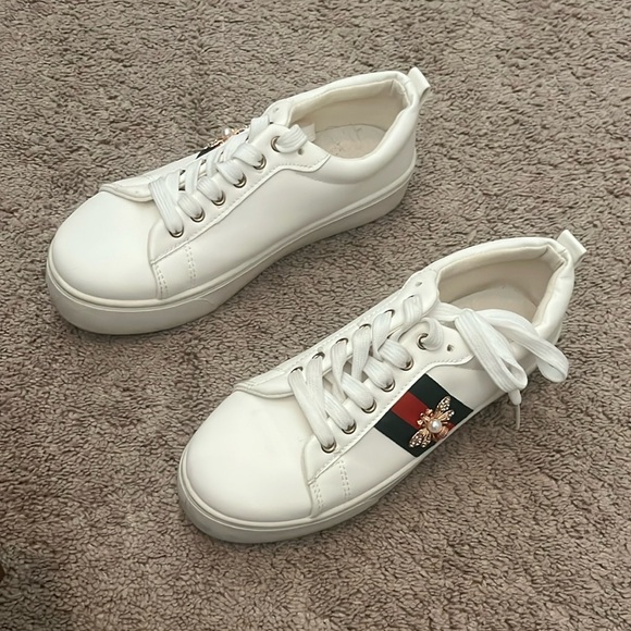 White Sneakers with Green and Red Accents - Size 8 - Picture 13 of 15